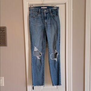 Levi’s 724 high rise straight crop distressed knee jeans- like new Sz 26